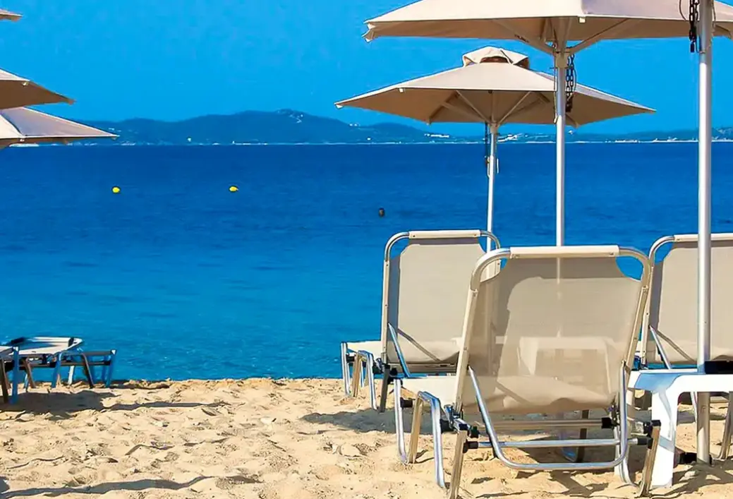 Plaża przy hotelu Aristoteles Holiday Resort & SPA