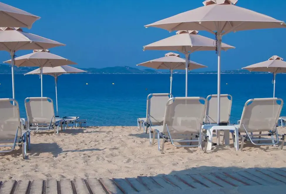Plaża przy hotelu Aristoteles Holiday Resort & SPA
