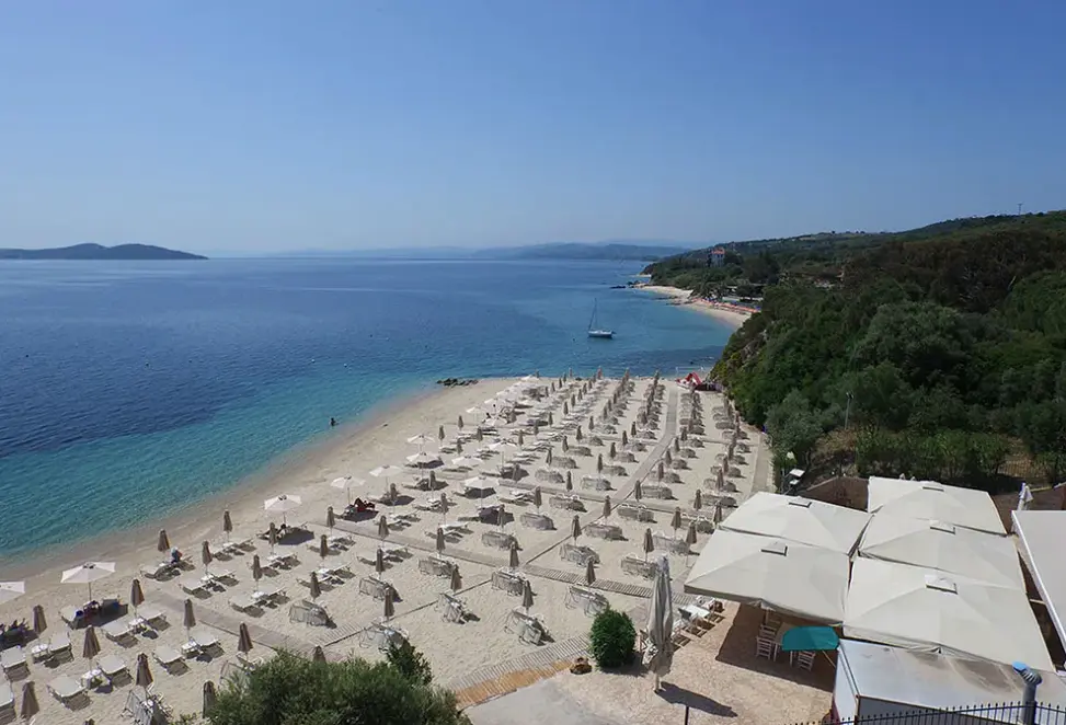 Plaża przy hotelu Aristoteles Holiday Resort & SPA