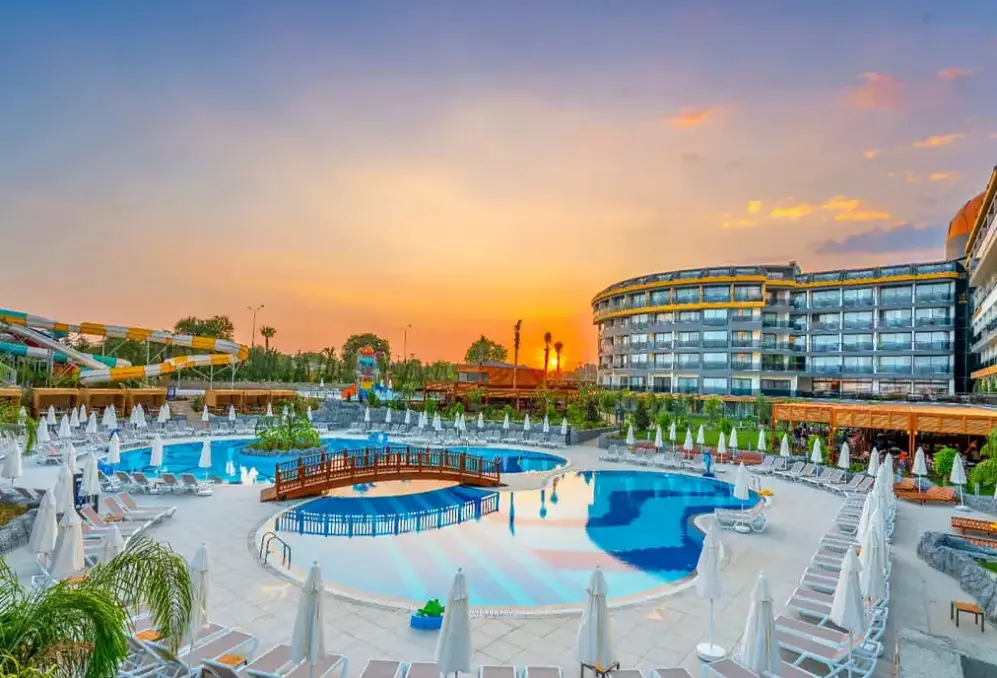 Basen w hotelu Arnor De Luxe & SPA