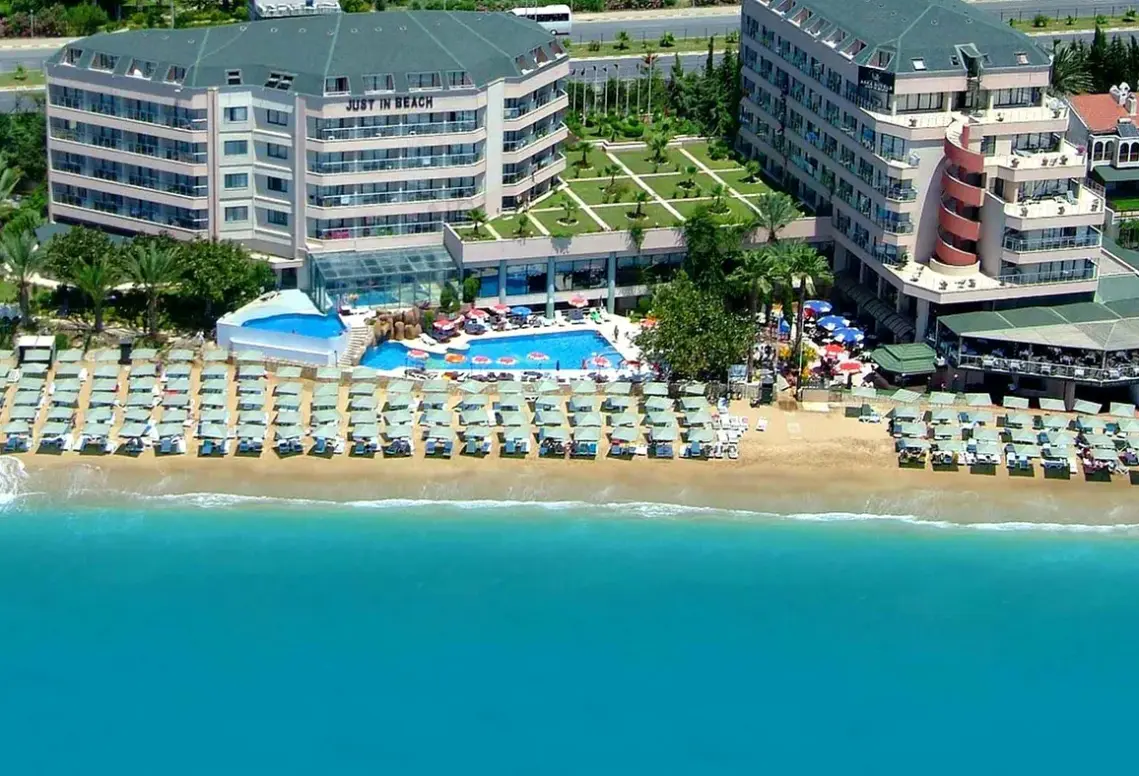 Basen w hotelu Aska Just in Beach
