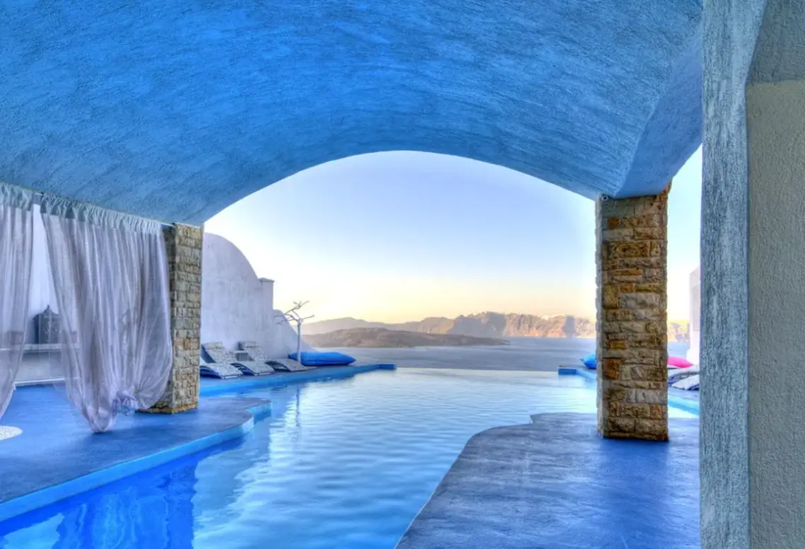 Basen w hotelu Astarte Suites