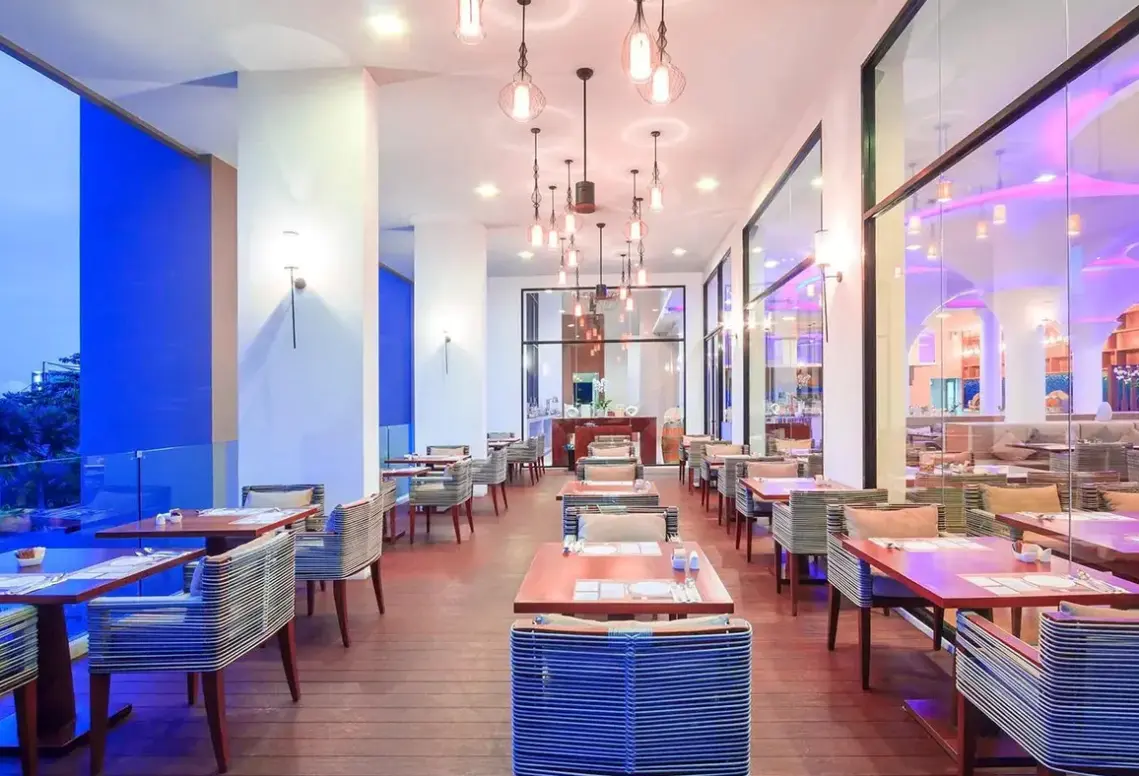 Restauracja i jedzenie w hotelu Avista Hideaway Phuket Patong MGallery By Sofitel