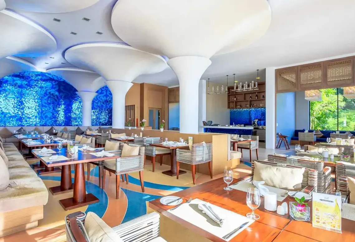 Restauracja i jedzenie w hotelu Avista Hideaway Phuket Patong MGallery By Sofitel