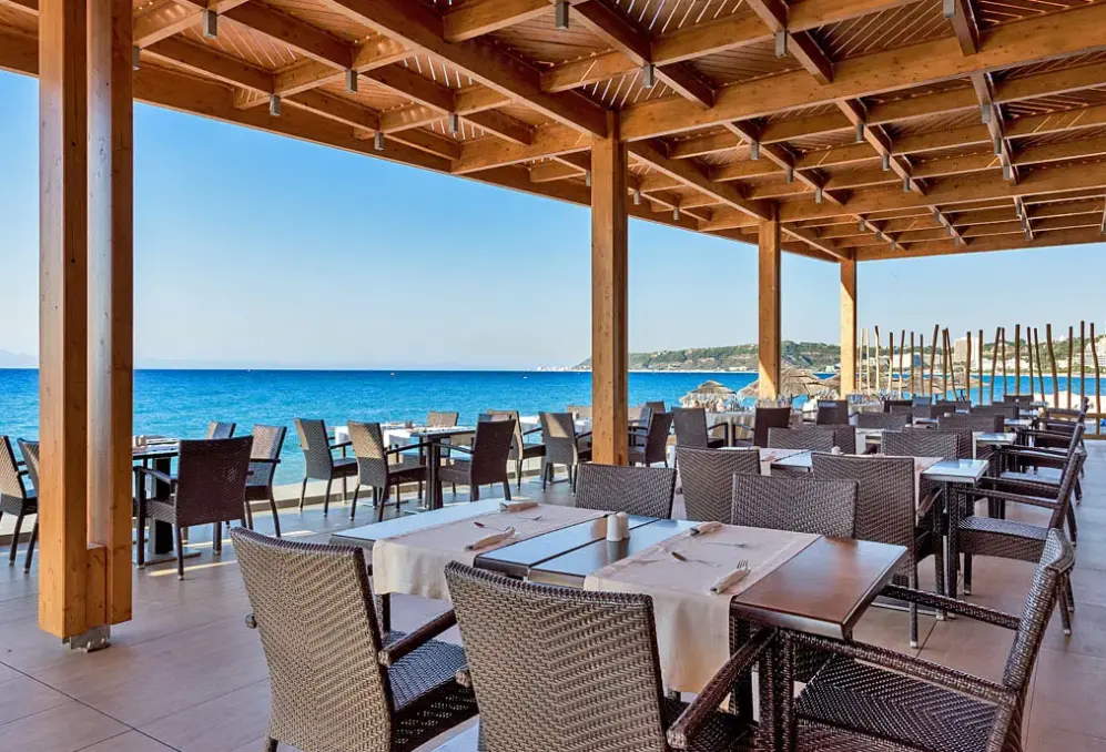 Plaża przy hotelu Avra Beach (Ixia)