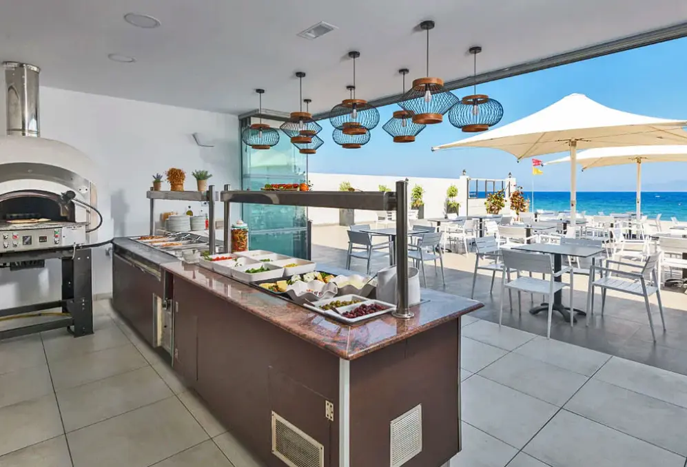 Restauracja i jedzenie w hotelu Avra Beach (Ixia)
