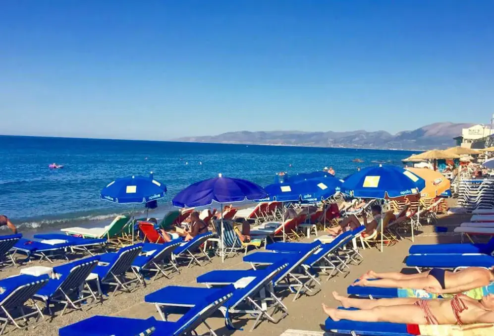 Plaża przy hotelu Azure Mare