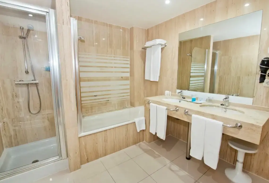 Łazienka w pokoju hotelu Bahia Tropical (Costa Del Sol)