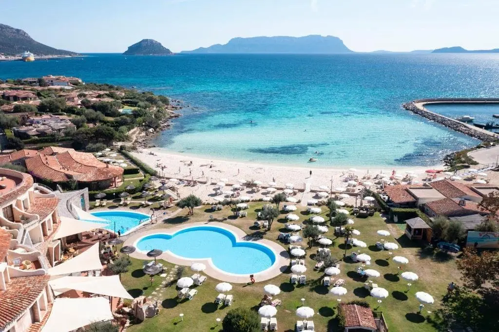 Plaża przy hotelu Baia Caddinas