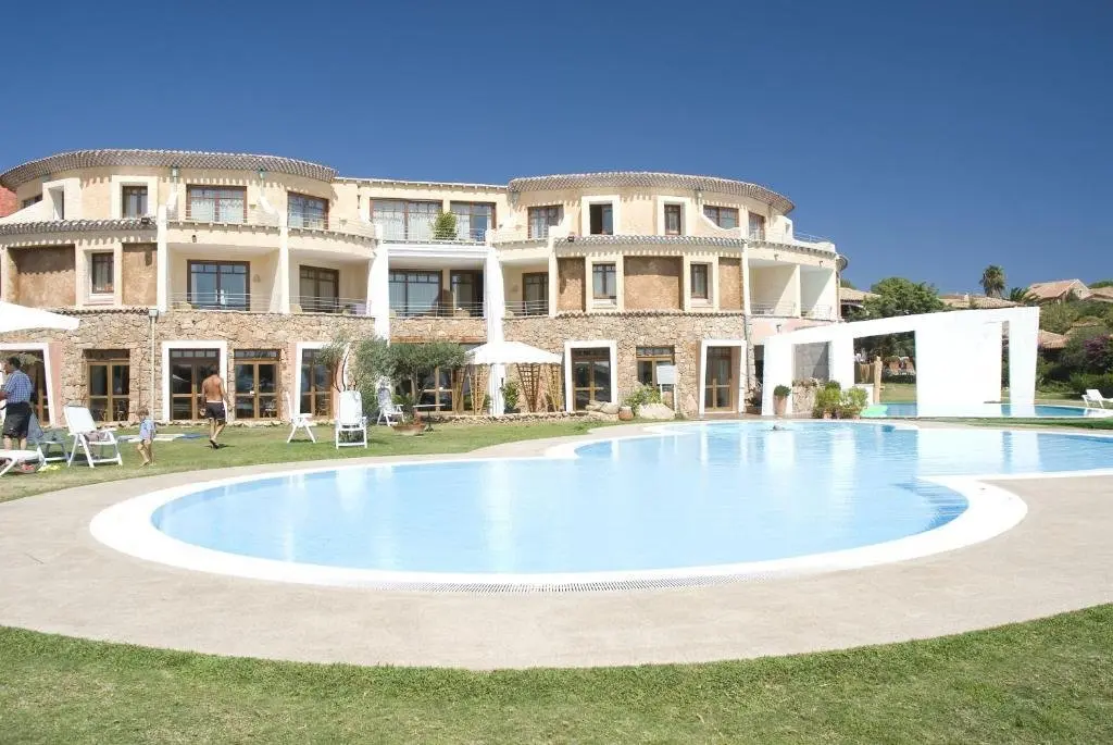 Basen w hotelu Baia Caddinas