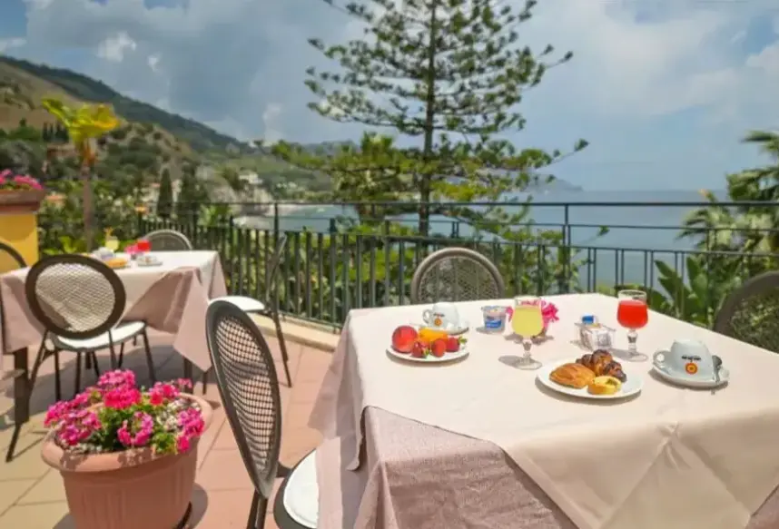 Widok z hotelu Baia Delle Sirene