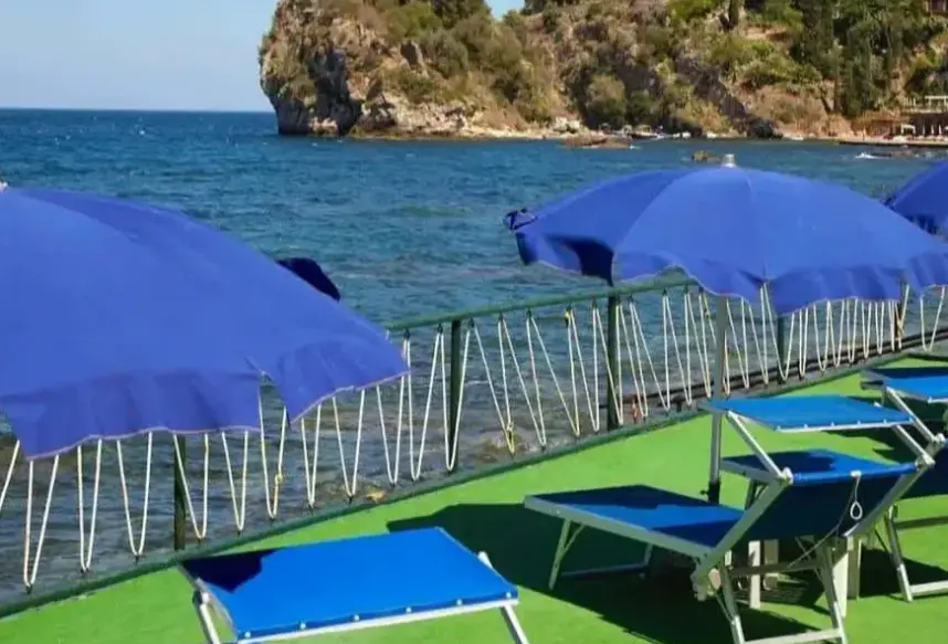 Plaża przy hotelu Baia Delle Sirene