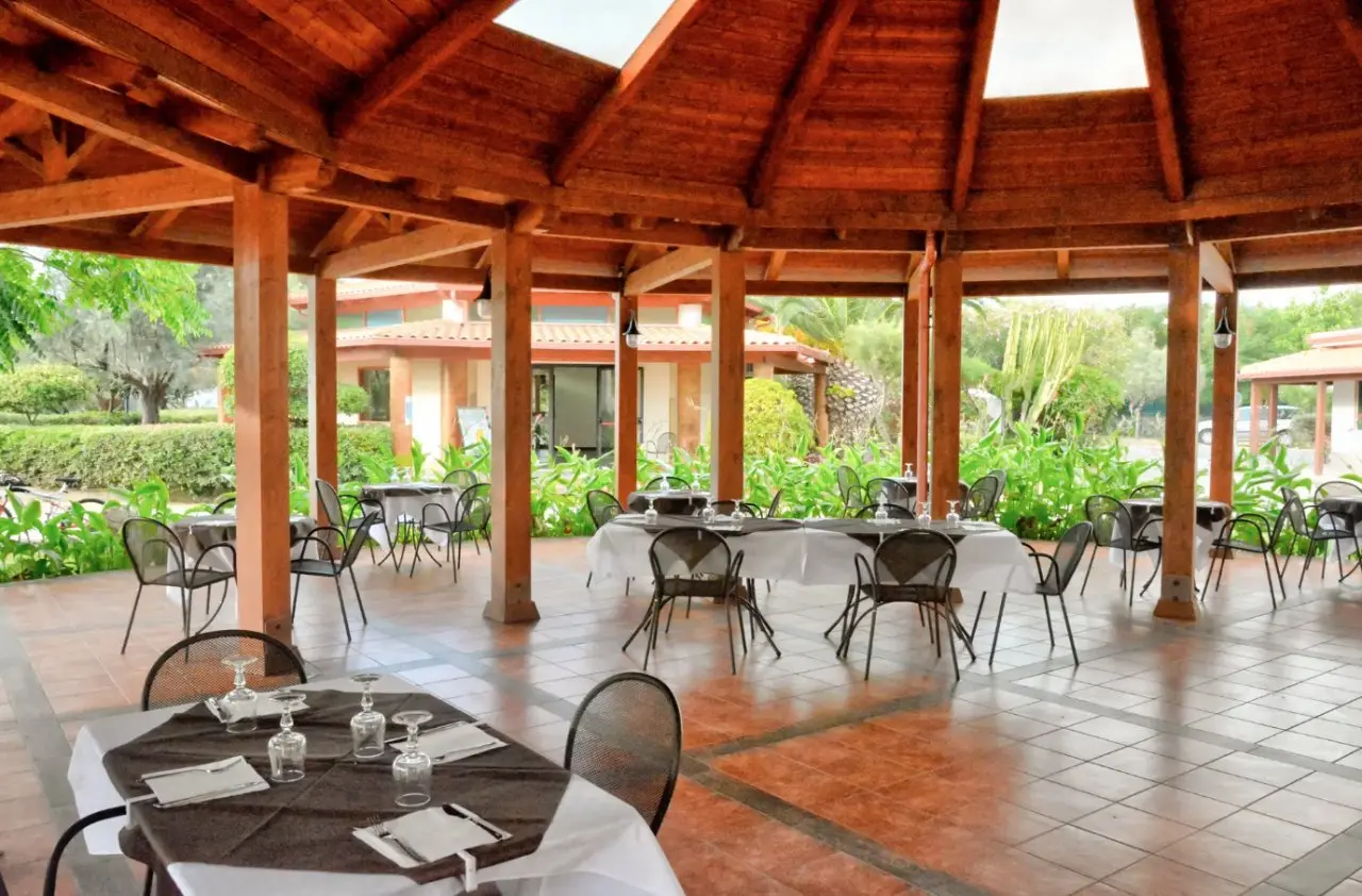 Restauracja i jedzenie w hotelu Baia di Zambrone