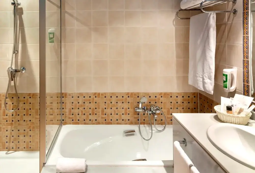 Łazienka w pokoju hotelu Barcelo Cabo de Gata