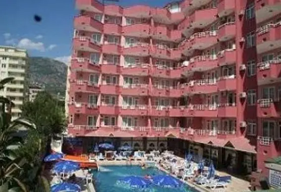 Basen w hotelu Bariscan