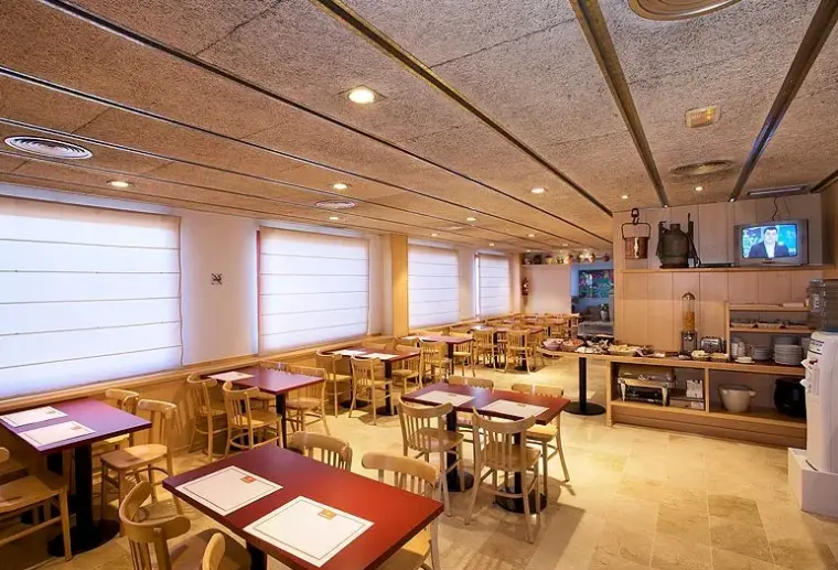 Restauracja i jedzenie w hotelu Basic (Barcelona)