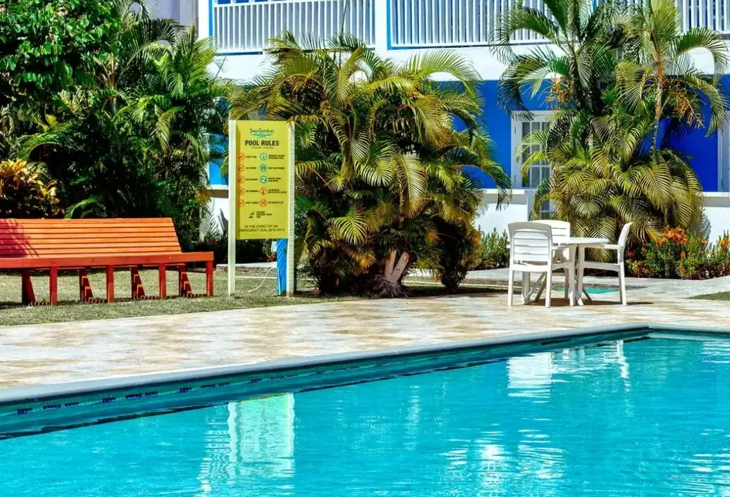 Basen w hotelu Bay Gardens Inn