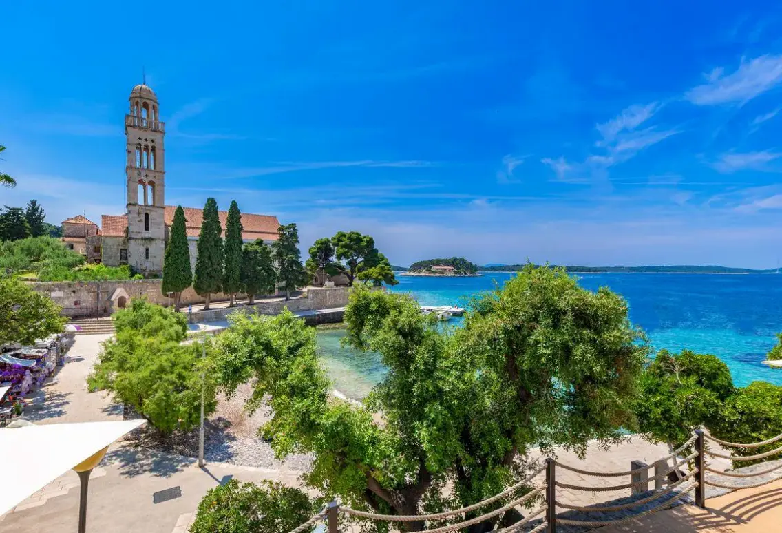 Plaża przy hotelu Beach Bay Hvar Hotel