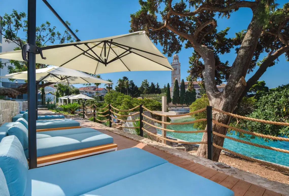 Basen w hotelu Beach Bay Hvar Hotel