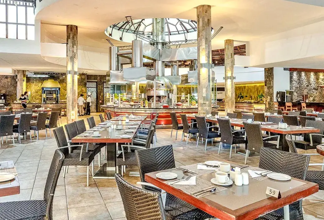 Restauracja i jedzenie w hotelu Beachcomber Shandrani Resort & Spa