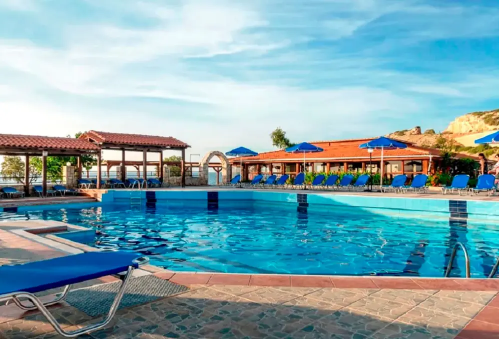 Basen w hotelu Begeti Bay