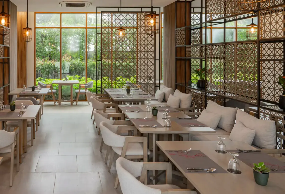Restauracja i jedzenie w hotelu Bella Nara Phuket Naiyang Beach
