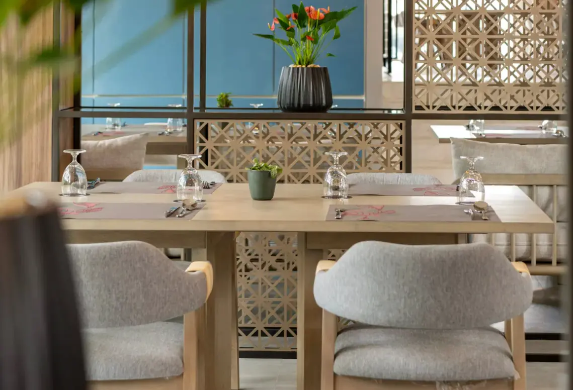 Restauracja i jedzenie w hotelu Bella Nara Phuket Naiyang Beach