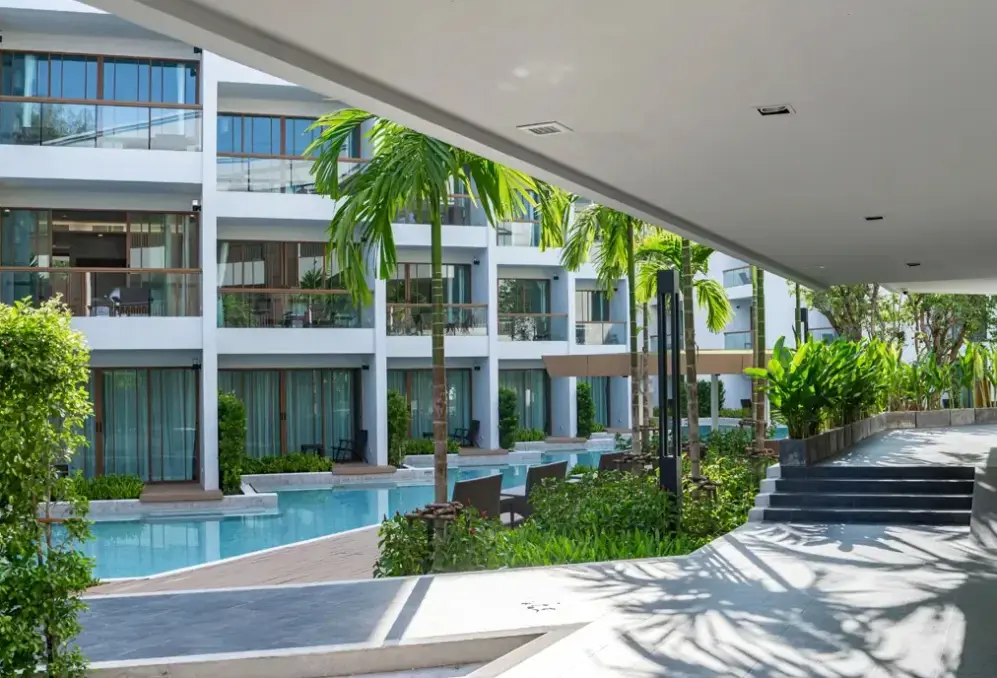 Basen w hotelu Bella Nara Phuket Naiyang Beach