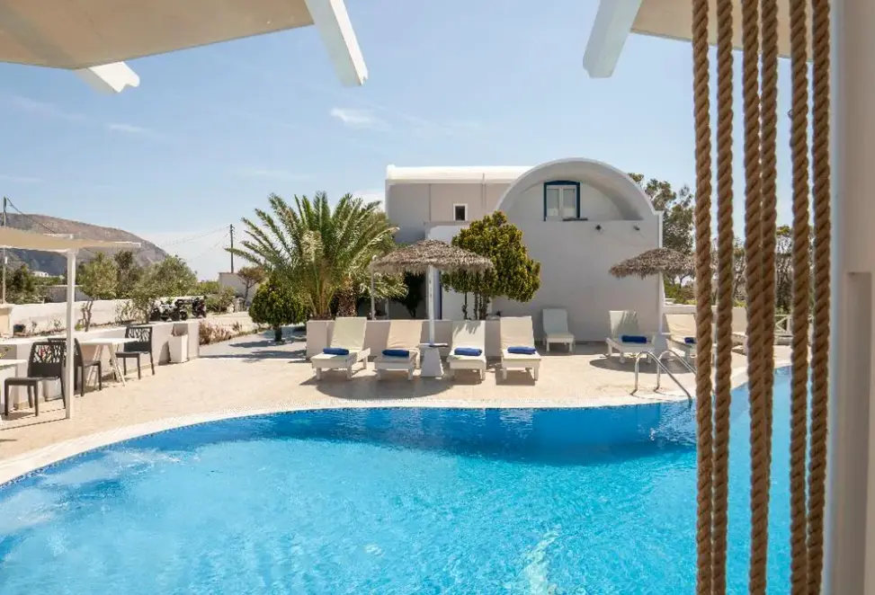 Basen w hotelu Bella Santorini