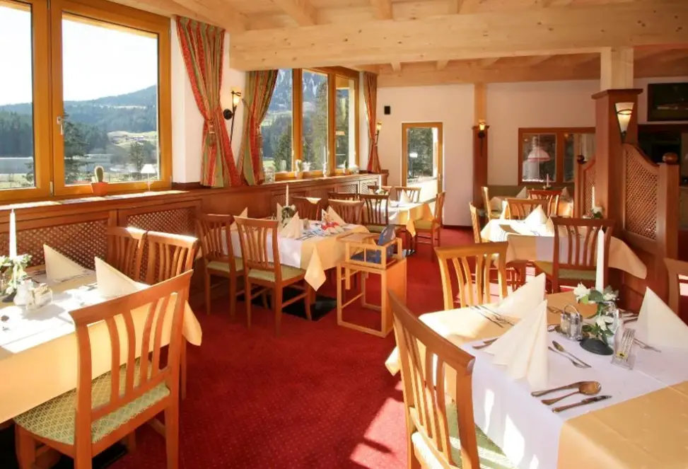 Restauracja i jedzenie w hotelu Berghof Pension (Soll)