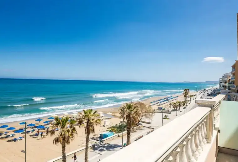 Plaża przy hotelu Birais Beach Studios