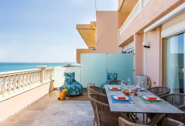 Plaża przy hotelu Birais Beach Studios