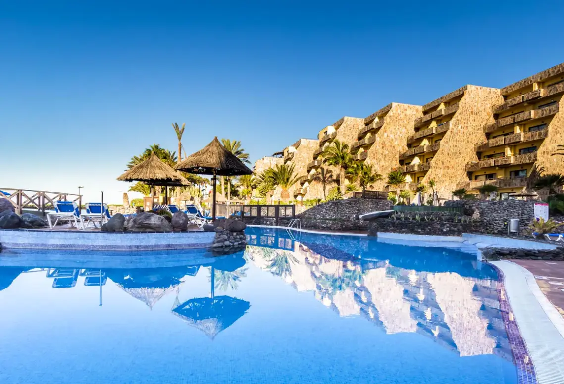 Basen w hotelu BlueBay Beach Club