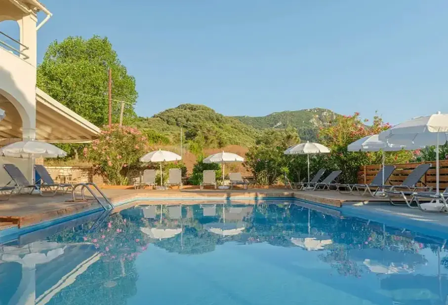 Basen w hotelu Brilliant Holiday Resort