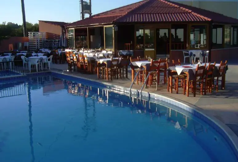 Basen w hotelu Camari Garden