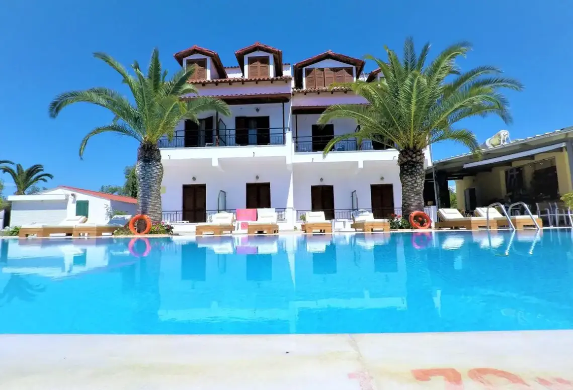 Basen w hotelu Captains (Kavos)