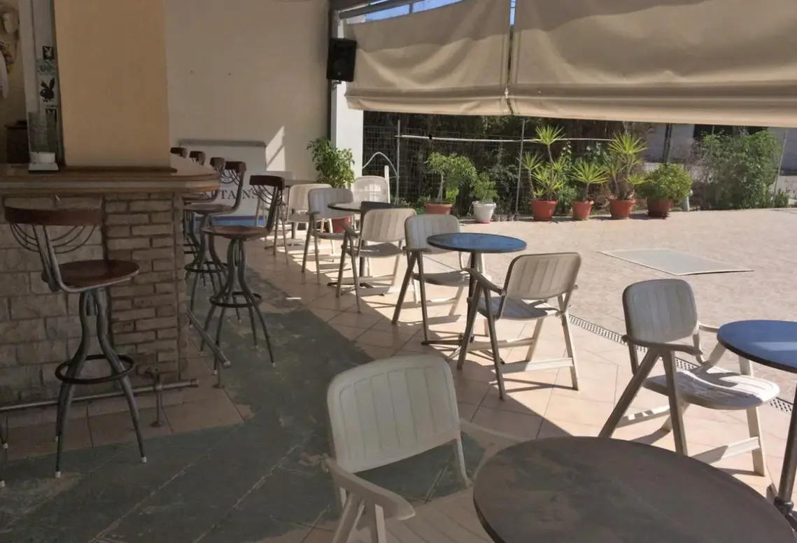 Restauracja i jedzenie w hotelu Captains (Kavos)