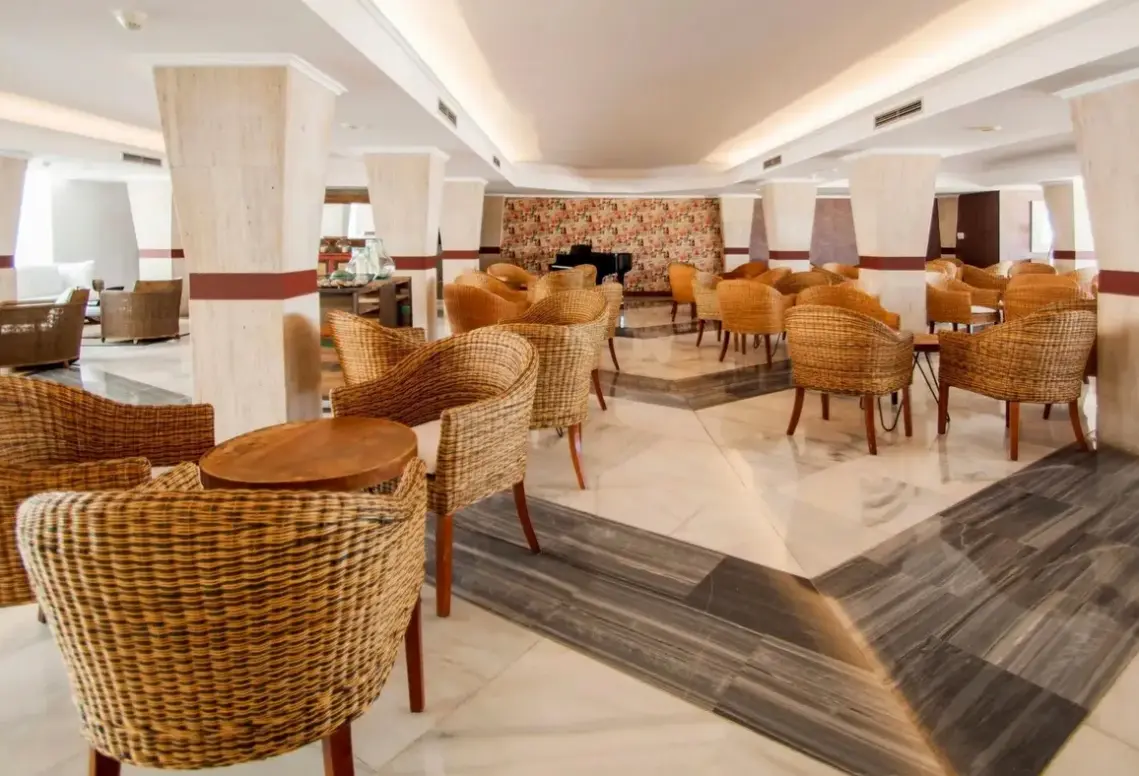 Lobby hotelu Catalonia del Mar  (Cala Millor)