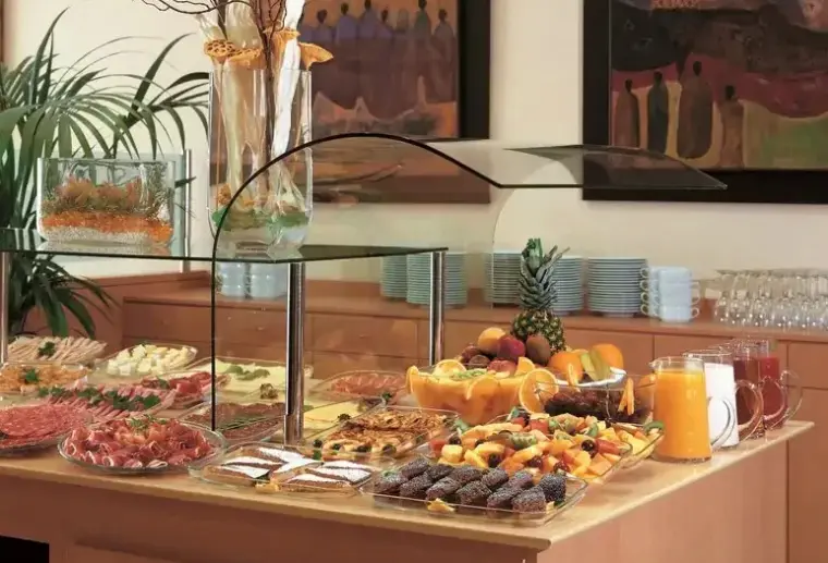Restauracja i jedzenie w hotelu Catalonia La Maquinista (ex Nh La Maquinista)