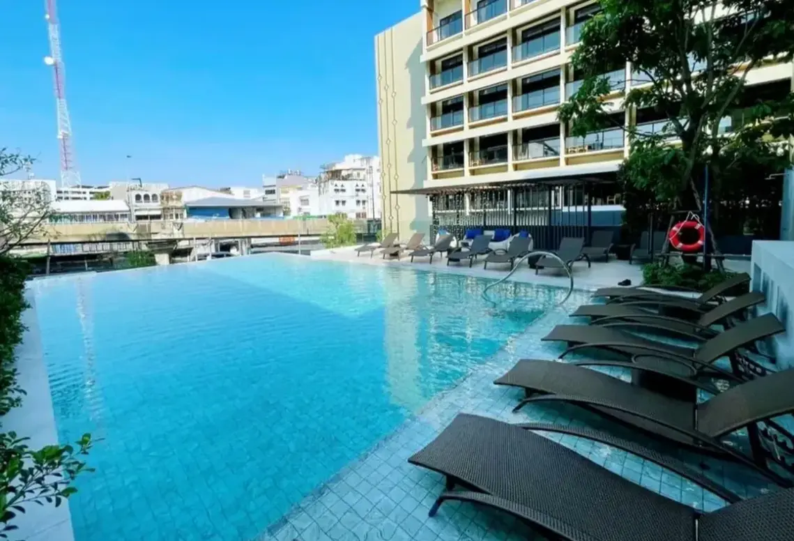 Basen w hotelu Centara Life Bangkok Phra Nakhon