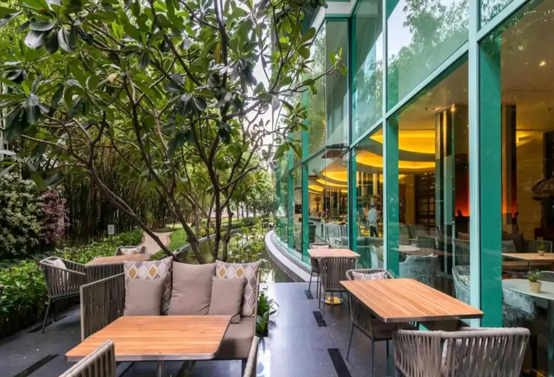 Restauracja i jedzenie w hotelu Chatrium Riverside