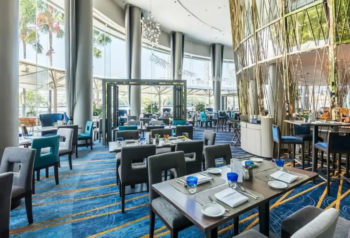 Restauracja i jedzenie w hotelu Chatrium Riverside