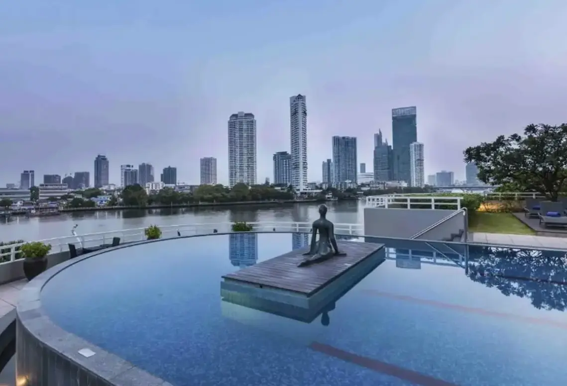 Basen w hotelu Chatrium Riverside