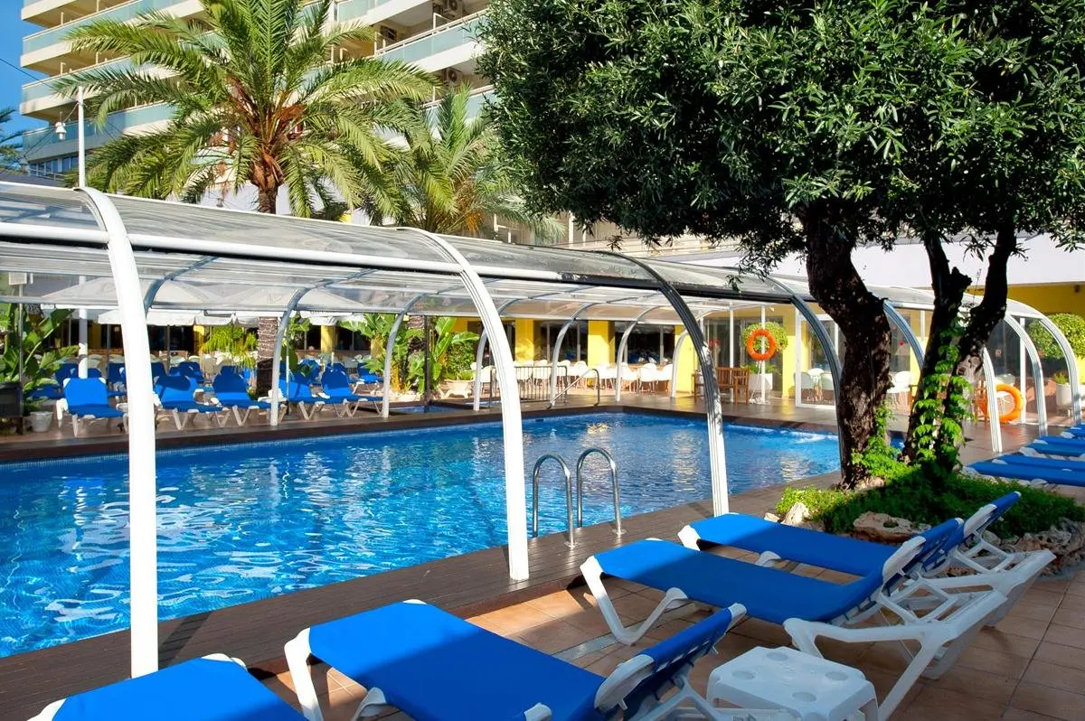 Basen w hotelu Climia Benidorm Plaza