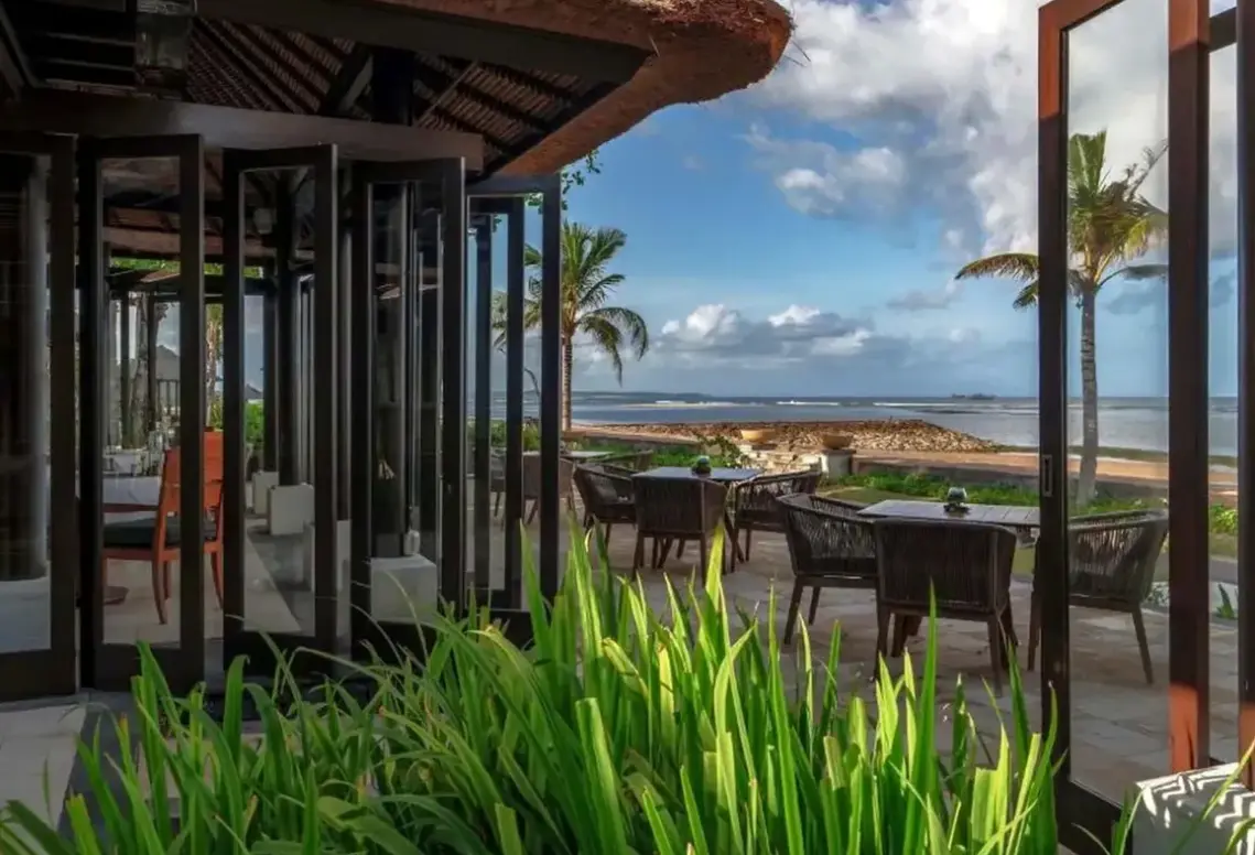 Plaża przy hotelu Conrad Bali