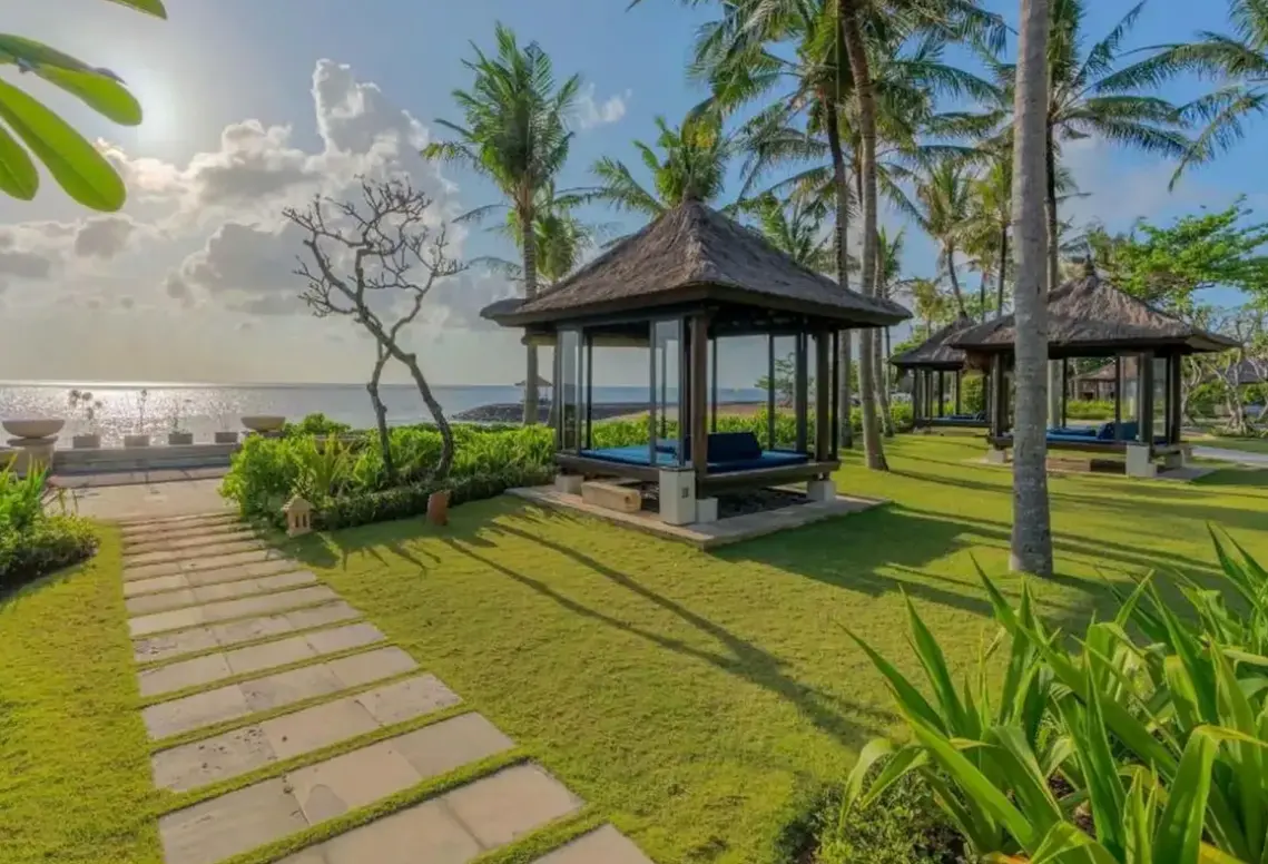 Plaża przy hotelu Conrad Bali