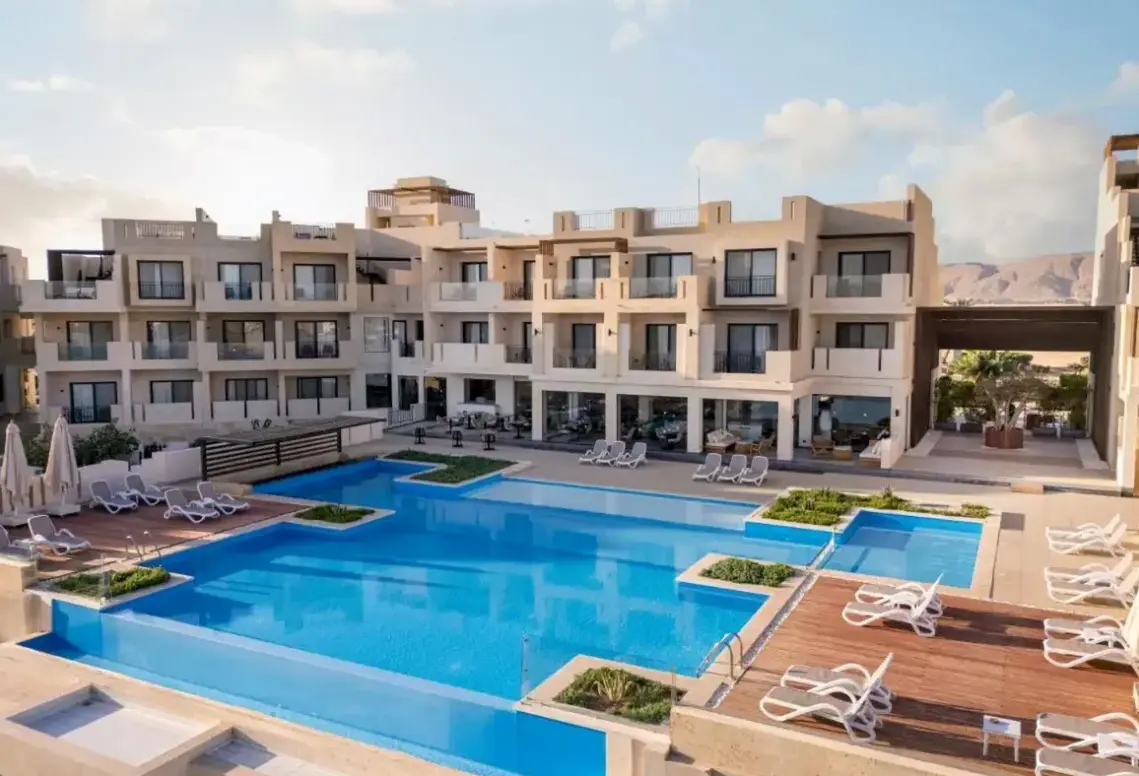 Basen w hotelu Creek Hotel and Residences