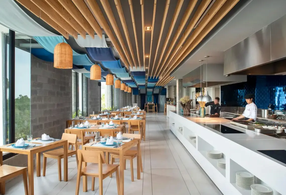 Restauracja i jedzenie w hotelu Cross Oceanphere