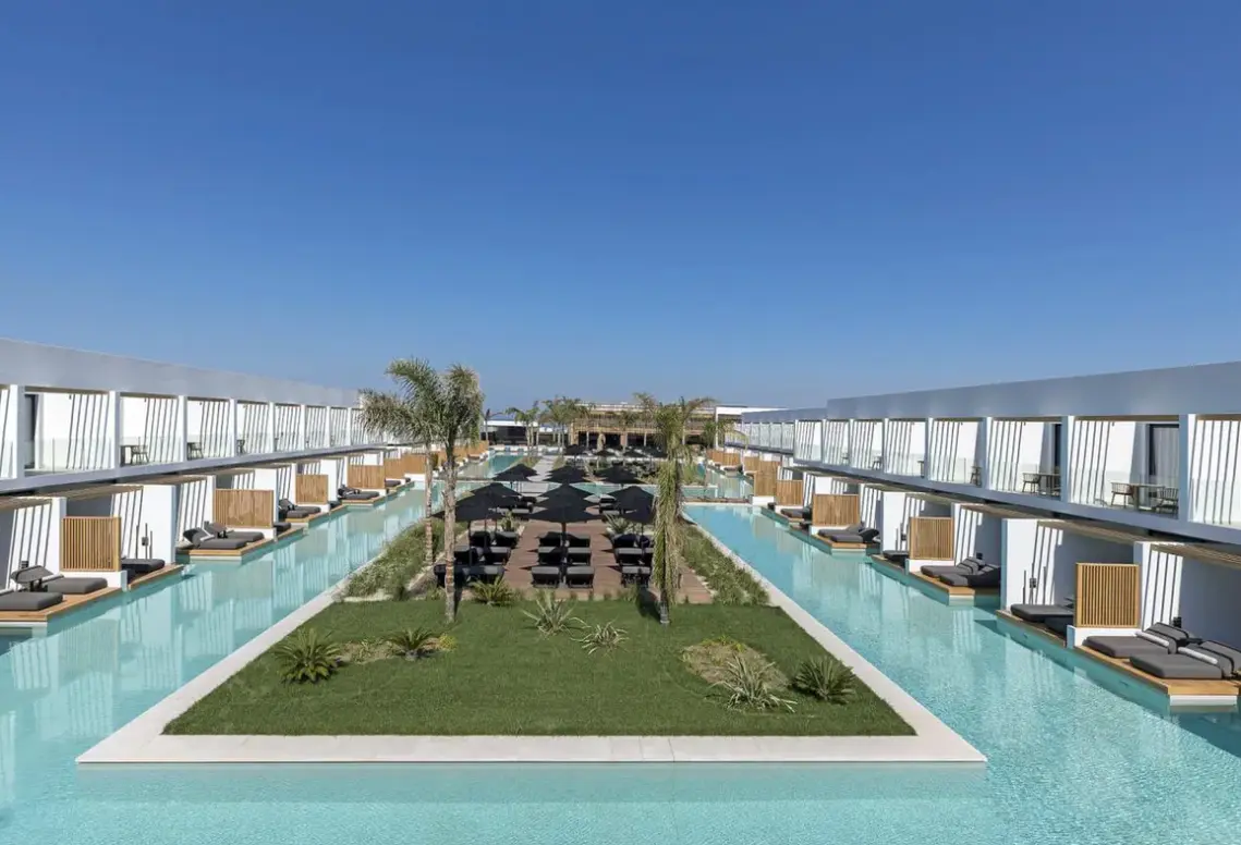 Basen w hotelu D' Andrea Lagoon
