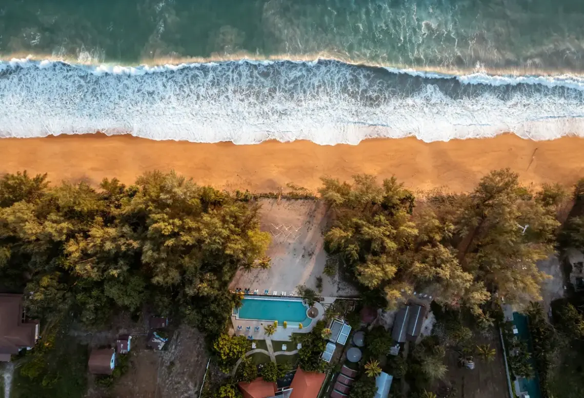 Plaża przy hotelu D Varee Mai Khao Beach Resort